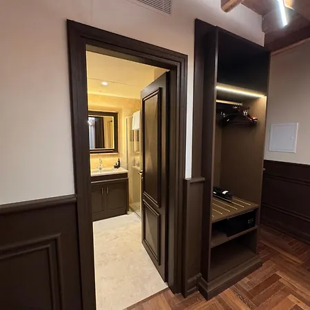 Penzion Palazzo Gambirasi Luxury Řím